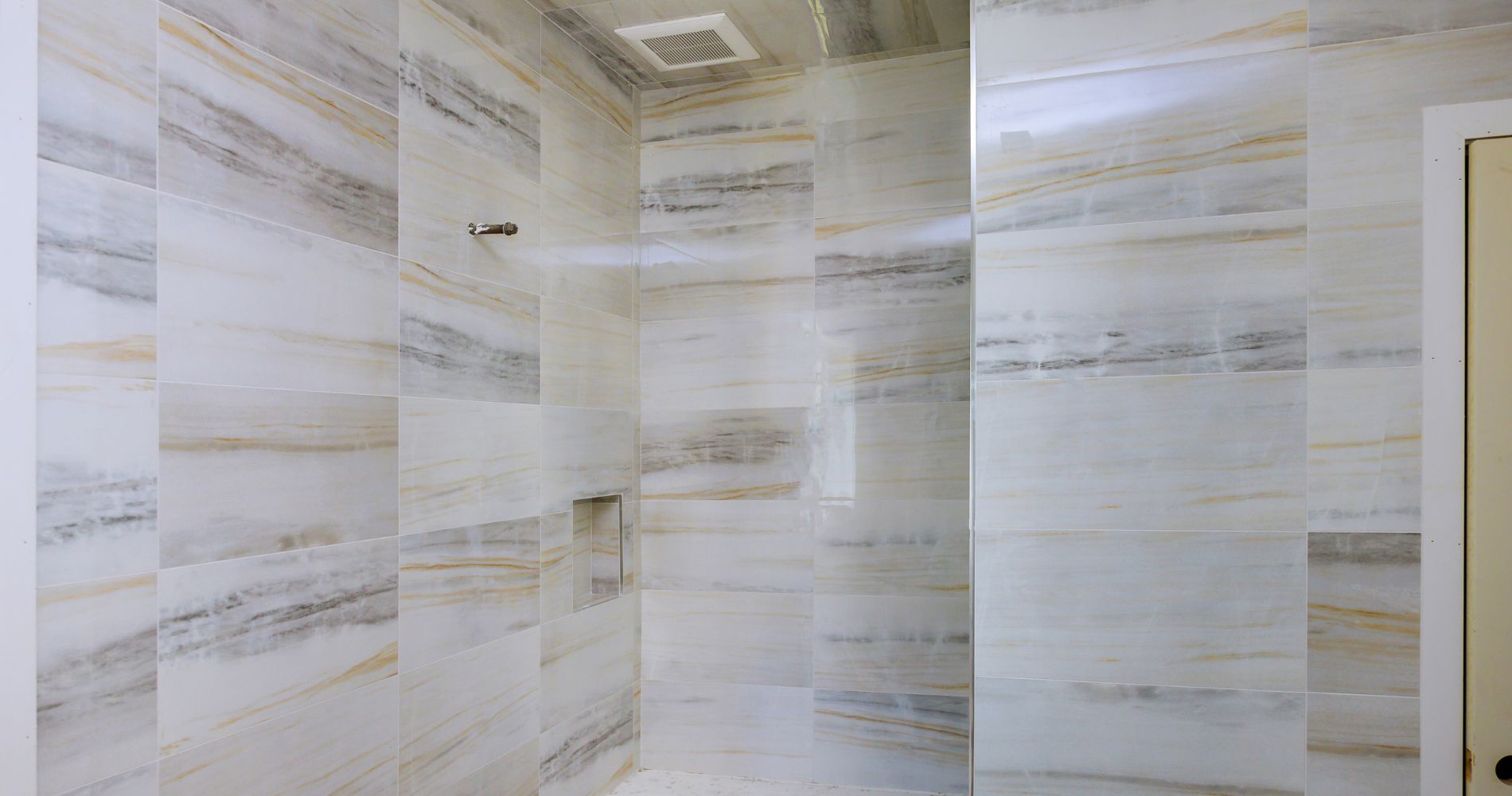 Marble-effect ceramic wall cladding