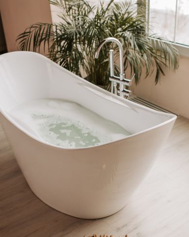 Freestanding bathtub